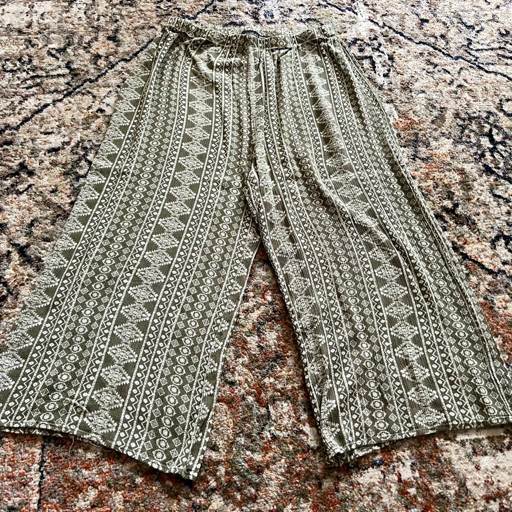 Women’s flowy pants sage color green size L/XL